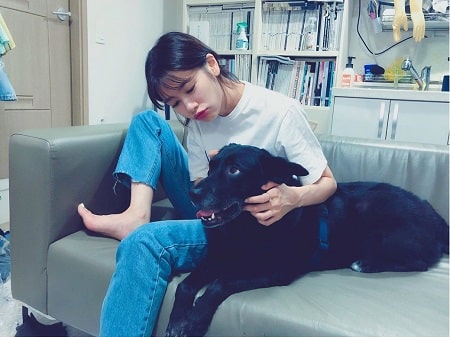 A picture of Jung So-min with her pet dog.